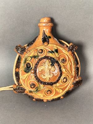 une image représentant une bouteille décorative ornée d'une croix