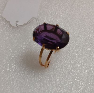 Gros plan sur une bague ornée d'une pierre violette