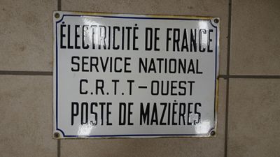 une affiche accrochée au mur sur laquelle on peut lire : « Electronic de France Service National CRT Quest Poste de Mailiers »