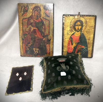 trois œuvres d'art sont exposées sur une surface blanche