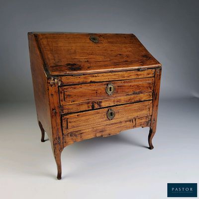 une petite table en bois avec trois tiroirs