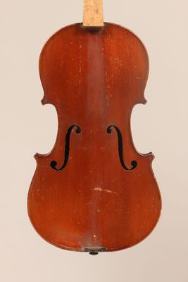 un vieux violon posé sur une surface blanche