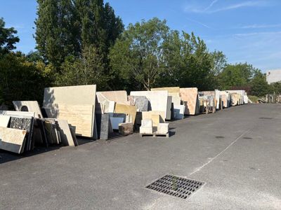 de nombreux meubles qui sont entreposés sur le parking