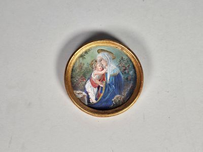 l'image d'un tableau miniature représentant une femme tenant un enfant dans ses bras