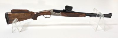 un gros plan d'un fusil posé sur un support transparent, sur une surface blanche