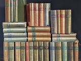 plusieurs livres empilés sur une table