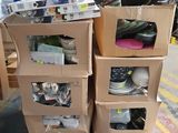 de nombreux cartons empilés les uns sur les autres dans un entrepôt