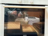 une personne en train de prendre une photo d'un four dans la cuisine