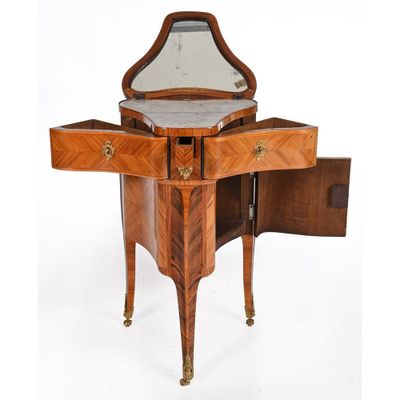 l'image d'une table en bois surmontée d'un miroir