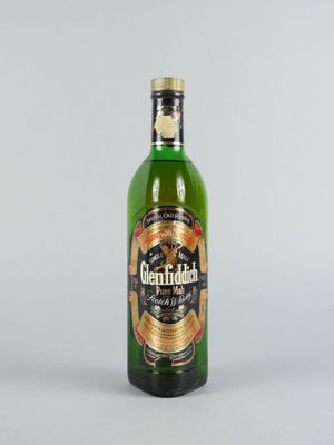 une image représentant une bouteille de bière verte posée sur une surface blanche