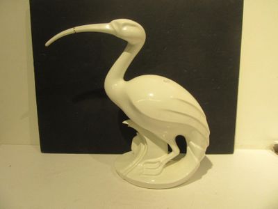 un oiseau blanc posé sur une table
