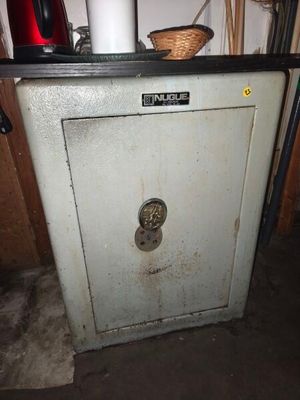 une vieille porte de coffre-fort dans un garage avec un panier dessus