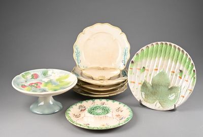 plusieurs assiettes et bols posés sur une table