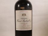 une bouteille de vin posée sur une table