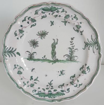 Assiette en faïence chantournée, à décor en camaïeu vert d'a… - Photo 1