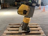 Machine « Mercierr et C. E. Moustronlabe » sur une palette dans un entrepôt