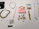 beaucoup de bijoux posés sur la table