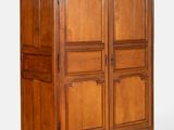 une photo d'une grande armoire en bois à deux portes
