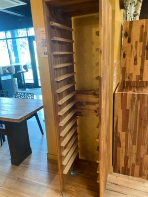 une grande armoire en bois avec des tiroirs, placée au milieu de la pièce