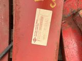 une borne d'incendie rouge posée à côté d'un tas d'autres bornes d'incendie rouges