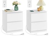deux tables de chevet blanches, chacune surmontée d'une lampe, placées l'une à côté de l'autre