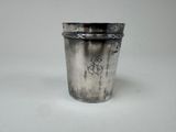 une coupe en argent posée sur une table