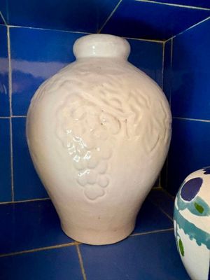 deux vases posés sur une étagère dans une pièce