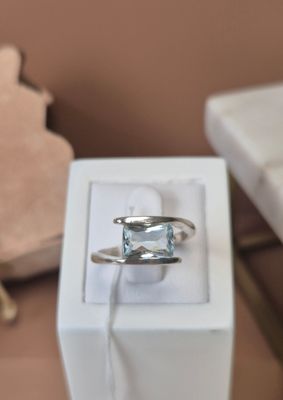 une bague qui se trouve dans une boîte sur une table