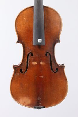 un vieux violon avec un archet accroché à son dos