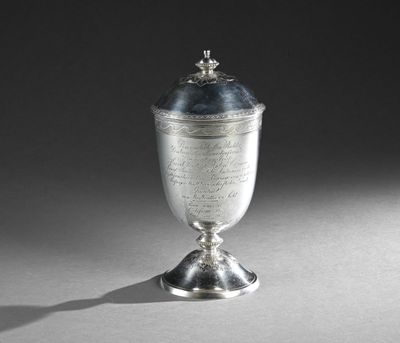 Coupe d'apparat couverte en métal argenté, l'intérieur doré,…