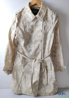 un manteau accroché à un cintre sur un mur