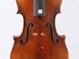 un vieux violon avec un archet accroché à son dos