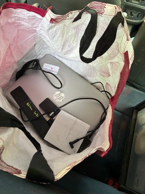 un sac contenant un ordinateur portable, posé sur le siège d'une voiture
