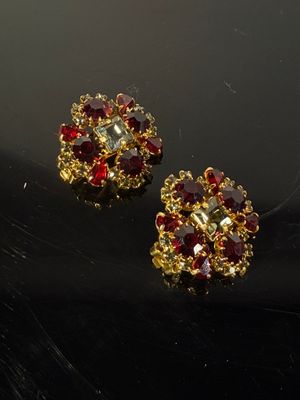 Paire de clips d'oreille fleurs, pierres rouges, strass et m…