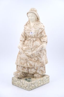 une image représentant une statue d'une femme portant un chapeau et une robe
