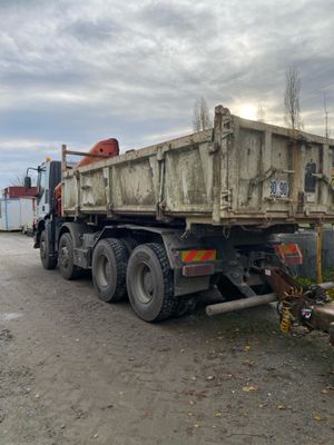 un camion-benne garé sur le bord de la route