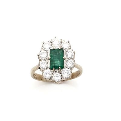 Bague "pompadour" en or 18k (750e) rhodié, ornée d'une émera…