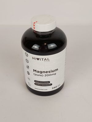 une bouteille contenant un liquide noir posée sur une table blanche