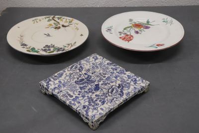 trois assiettes posées sur une table