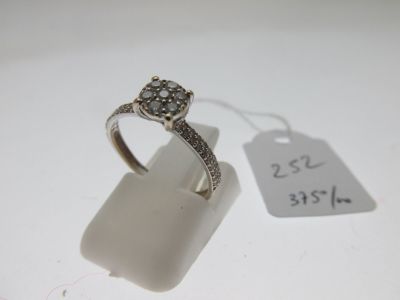 une photo d'une bague en diamant sur laquelle est posée une étiquette de prix