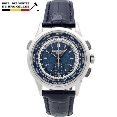 gros plan d'une montre-bracelet avec un cadran bleu