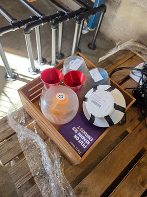 un plateau posé sur une table, sur lequel se trouvent quelques tasses