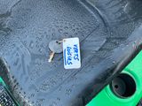 un gros plan d'une clé de voiture posée sur le capot d'un véhicule vert