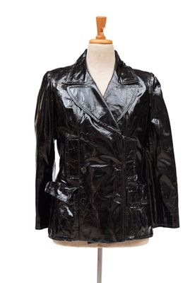 une veste en cuir noir posée sur un mannequin, sur fond blanc