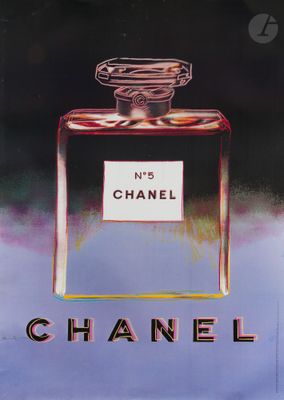 Flacon de parfum Chanel n° 5 sur fond bleu avec des nuages