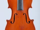 un vieux violon sur un support sur fond blanc