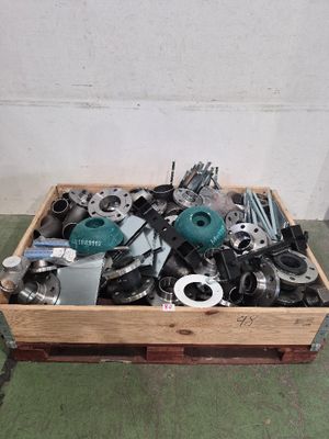 une caisse en bois remplie d'outils divers posée sur un sol vert