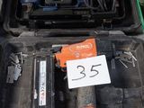 une trousse à outils posée sur le sol