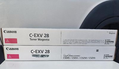 Trois cartouches de toner magenta Canon C-EXV 28 sont empilées les unes sur les autres