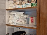 une armoire de salle de bains sur laquelle sont posés de nombreux objets